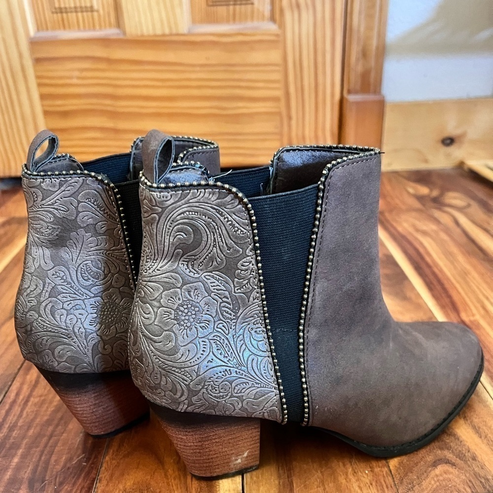 Maurices 10M Vegan Taupe Ankle Boots Embossed Mixed Media Casual Boho Western - Picture 3 of 10